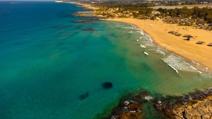 "החוף של מוש" באכזיב (צילום: Evgeniia Freeman / shutterstock) "החוף של מוש" באכזיב - לוקיישן ראוי לתחזוק המותג