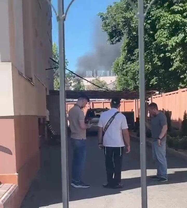 יהודים ברחבת בית הכנסת בקרמנצ'וג מביטים בדאגה על התקיפות, היום