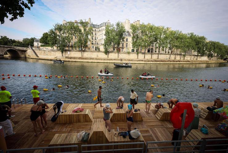 אנשים שוחים באתר הרחצה הבטוח בראס מארי שעל נהר הסן בפריז