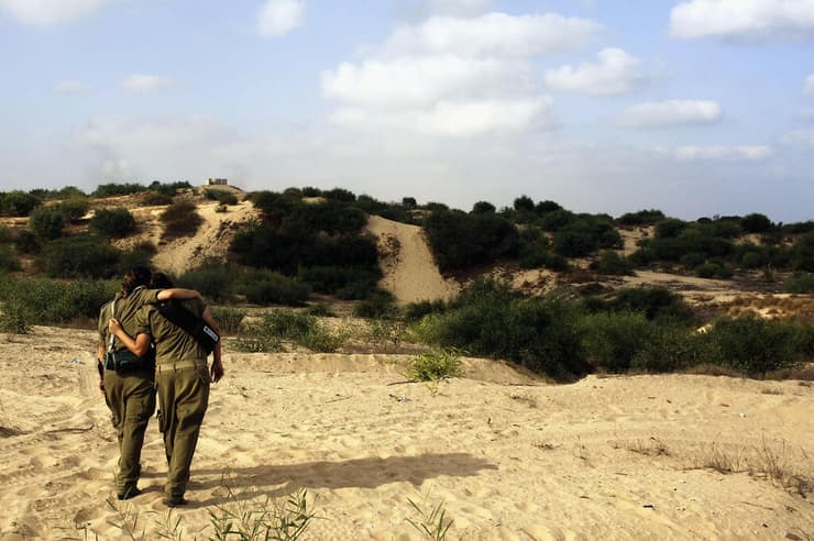 חיילות בזמן פינוי הישוב נווה דקלים, אוגוסט 2005 (צילום: Shaul Schwarz/Getty Images) חיילות בזמן פינוי הישוב נווה דקלים, אוגוסט 2005