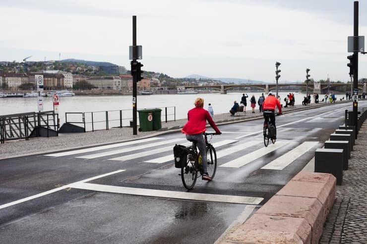 רוכבי אופניים מול הדנובה בבודפשט