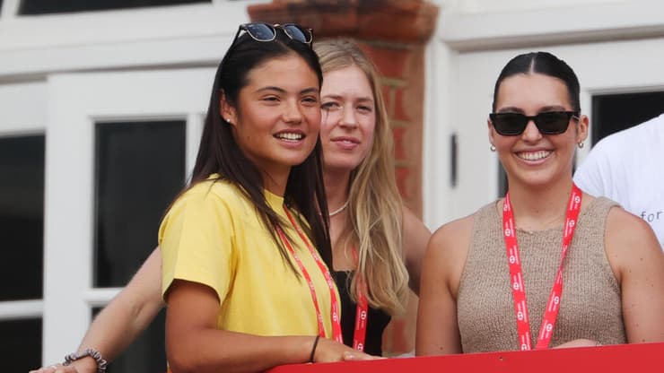 שוב הגיעה לצפות. אמה רדוקאנו במשחק של קרלוס אלקראס (Julian Finney/Getty Images) אמה רדוקאנו במשחק של קרלוס אלקראס