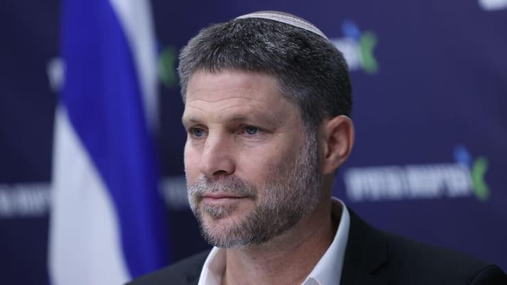 "בעוד 48 שעות יקראו להתפטרות שלנו, והם יהיו צודקים". סמוטריץ' (צילום: אלכס קולומויסקי ) בצלאל סמוטריץ' בישיבות הסיעה