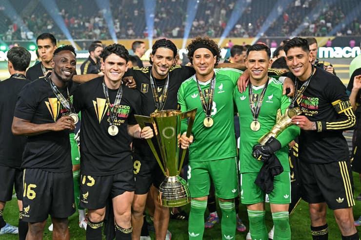 חימנס והחברים עם גביע הזהב