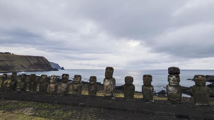 פסלי מואי באי הפסחא