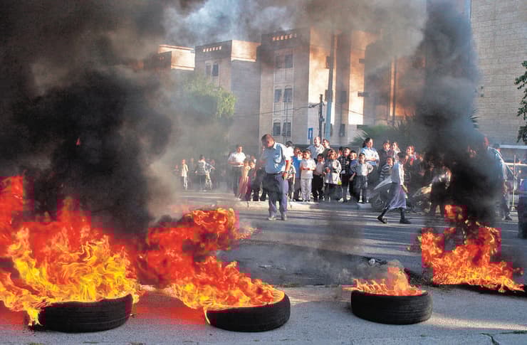 מזוז: "הייתה הצטיידות באמל"ח ופגיעה בשוטרים ובחיילים". הבערת צמיגים במחאה נגד ההתנתקות (צילום: אלכס קולומויסקי) מחאת מתנגדי ההתנתקות