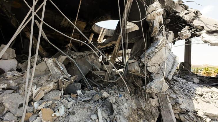 "אין מקום אחד בקמפוס הענק הזה שלא היו בו זכוכיות או מכשירים רפואיים שניתזו לכל עבר" (צילום: דוברות סורוקה) בית החולים סורוקה לאחר פגיעת הטיל ששיגרה איראן