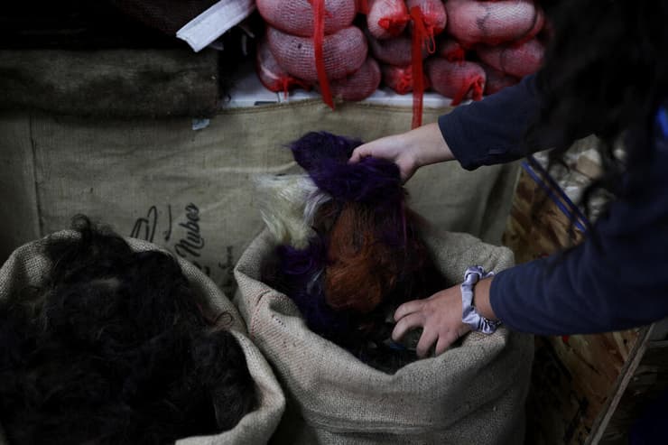 שק מלא בשיער אדם, שיהפוך ליריעות ממוחזרות שיתרמו להצלת הגידולים החקלאיים בצ'ילה