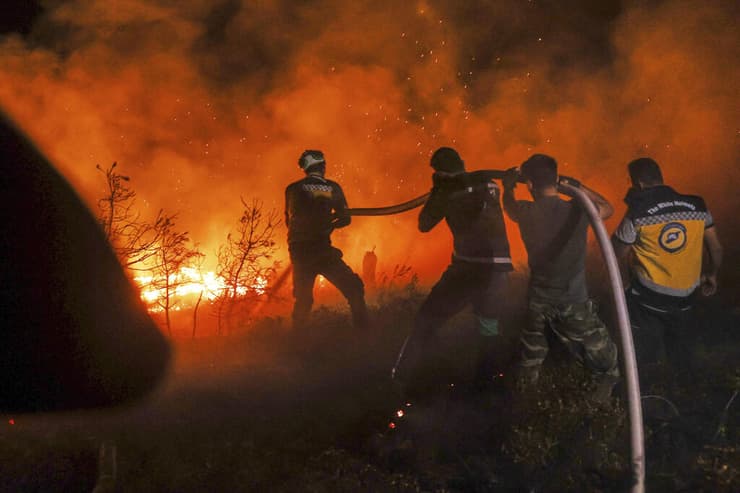 טורקיה, ירדן ולבנון שלחו סיוע. הכבאים בלטקיה (צילום: AP Photo/Ghaith Alsayed) שריפה לטקיה סוריה
