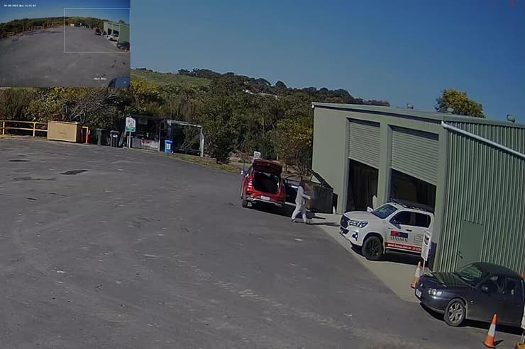 אוסטרליה רצח ארוחת פטריות ארין פטרסון צילום אבטחה נפטרת מ מייבש מזון זורקת לפח אשפה תחנת פסולת