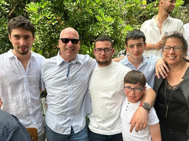 ניצן ז"ל (בחולצה לבנה באמצע) לצד אביו, אופיר ליבשטיין ז"ל עם בני המשפחה     