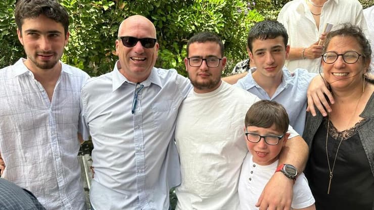 משפחת ליבשטיין עם אופיר וניצן ז"ל (מחובקים באמצע). בוחרים שהאובדן לא יהיה זה שיגדיר אותנו     