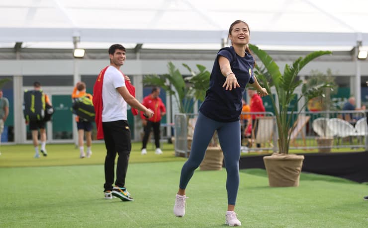 האם יש משהו מעבר לחברות? רדוקאנו ואלקראס (Nathan Stirk/Getty Images) הטניסאי הספרדי קרלוס אלקראס עם הטניסאית הבריטית אמה רדוקאנו