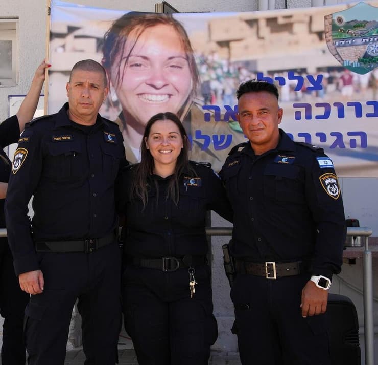 קבלת פנים בתחנת משטרת ראש פינה לצליל כהן סמגדית בקרקל ששירתה במילואים 400 ימים בצילומים עם דוד צטרון מת"ח ראש פינה ומפקד המרחב כנרת תת ניצב שלומי טובול 