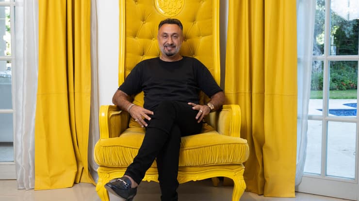 רוני אינסאז