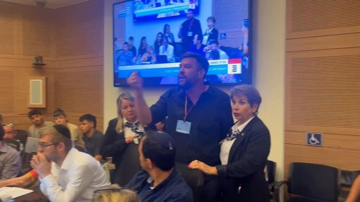 מתוך התיעוד בוועדה (צילום: סיון חילאי ) סערה בוועדת החוקה: משרתי מילואים מתפרצים לעבר שמחה רוטמן