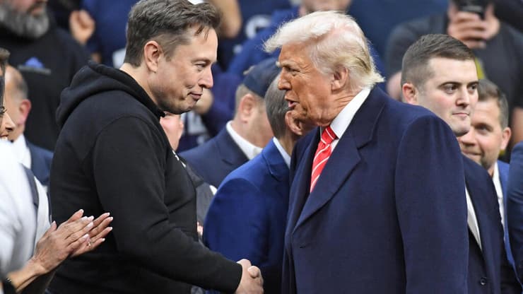 אילון מאסק לצד הנשיא טראמפ. למרות הריב בין השניים, חברת xAI מקבלת חוזים מהממשל (צילום: Eric Hartline-Imagn Images) אילון מאסק לצד נשיא ארה"ב טראמפ במופע היאבקות שבו צפון יחד בפילדפליה ב-22 במרץ