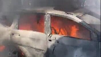 הרכב שהותקף בוער תקיפת רכב בכפר אל-עירוניה בצפון לבנון