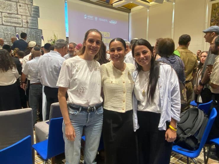 רותי (באמצע) ומשמאלה אביטל (מילי) דקל-חן בטקס מצטייני הנשיא. "רק שלב שנגמר מבחינה פורמלית, אבל לא יסתיים לעולם" רותי סולימן (במרכז) עם אביטל דקל-חן