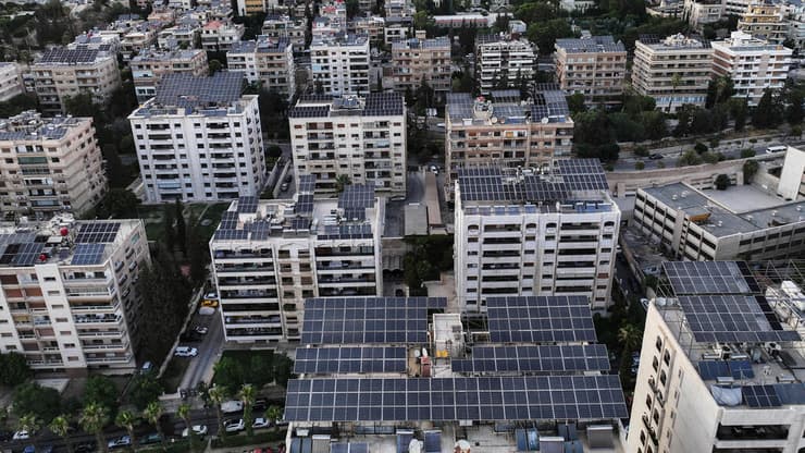 פאנלם סולאריים על הגגות בדמשק