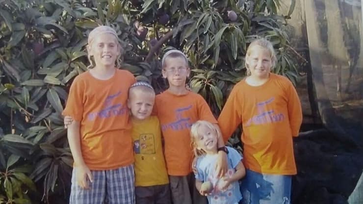 חנה פרסיקו (מימין) עם אחיה בנצרים לפני ההתנתקות