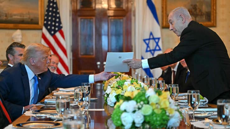 נתניהו מוסר לטראמפ את ההמלצה למועמדותו לפרס נובל לשלום ( צילום: ANDREW CABALLERO-REYNOLDS / AFP) פגישת נתניהו-טראמפ