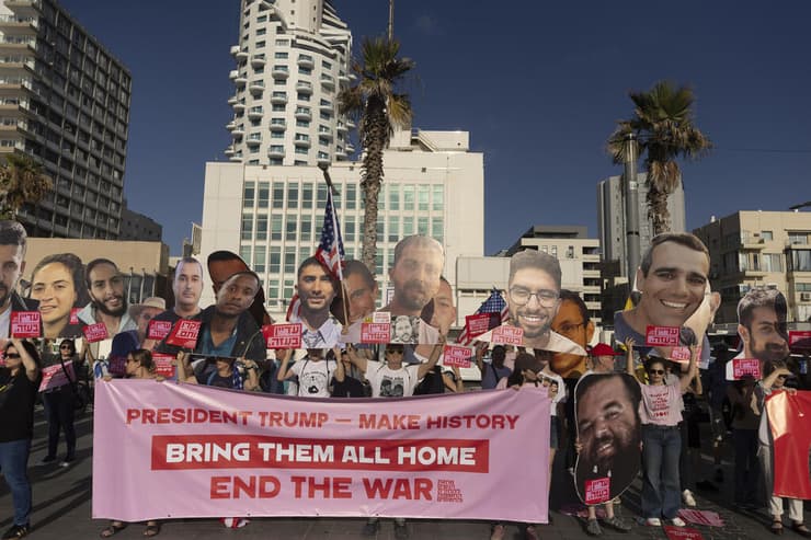 הפגנה מול שגרירות ארה"ב בתל אביב, אמש (צילום: Amir Levy/Getty Images) בזמן ביקור נתניהו בוושינגטון: הפגנה מול שגרירות ארה"ב בתל אביב