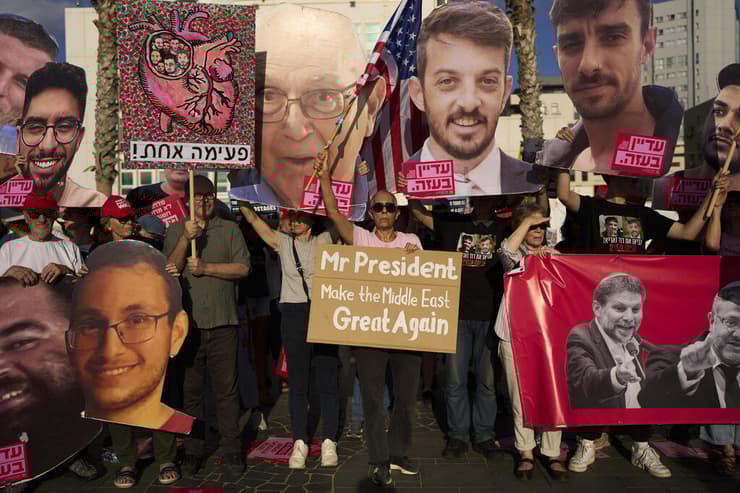 צילום: AP Photo/Oded Balilty בזמן ביקור נתניהו בוושינגטון: הפגנה מול שגרירות ארה"ב בתל אביב