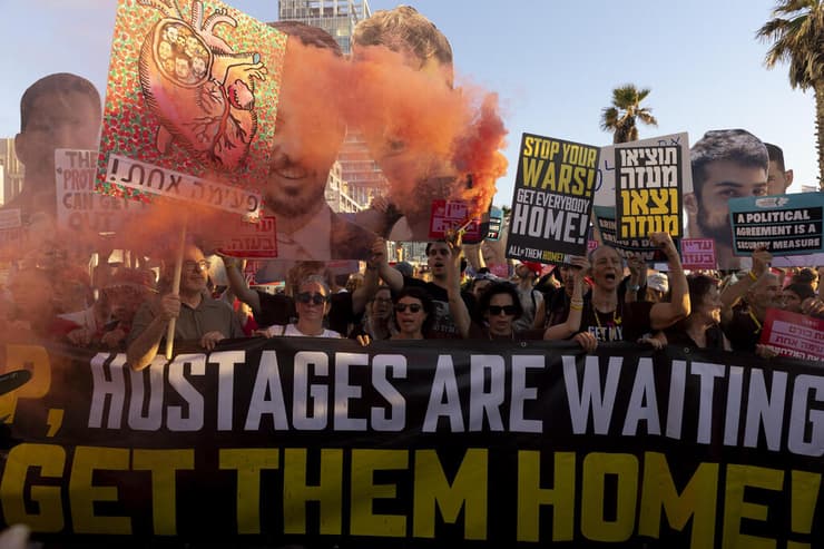 צילום: Amir Levy/Getty Images בזמן ביקור נתניהו בוושינגטון: הפגנה מול שגרירות ארה"ב בתל אביב