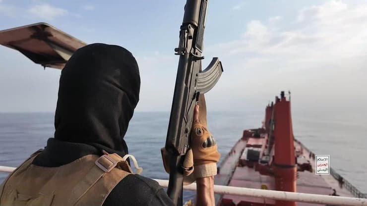 תיעוד שפרסמו החות'ים: תקיפת ספינת Magic Seas  מול חופי תימן