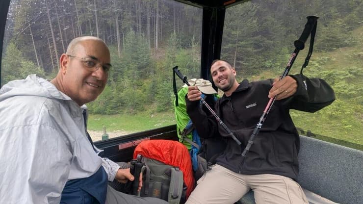 יובל ואביו אייל קרן שנהרג בטיול באוסטריה