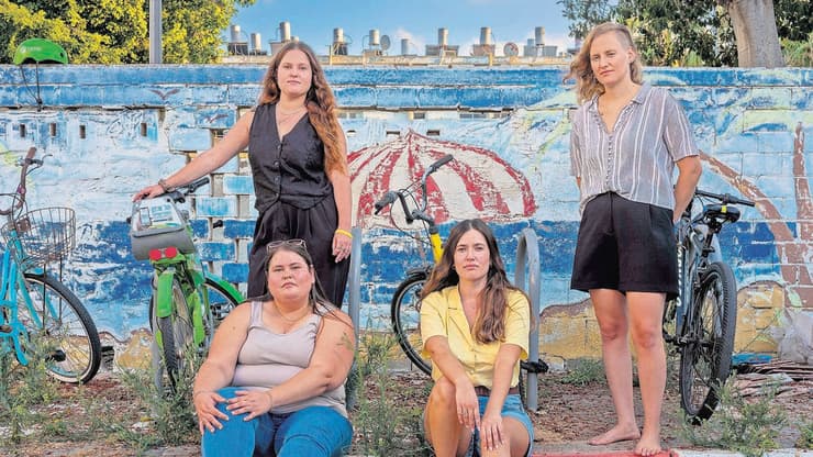 עומדות, מימין לשמאל: חנה פרסיקו ובתיה ויזנר יושבות מימין לשמאל: לאה שירה פיינגאלד ורחלי ותקין (ירחי)