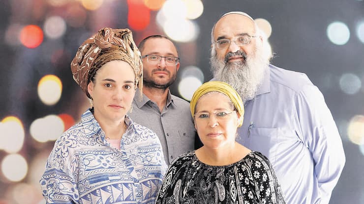 מימין, בכיוון השעון: אליהו אוזן, צורית ירחי, חגית פרינס ואלידע פרינס