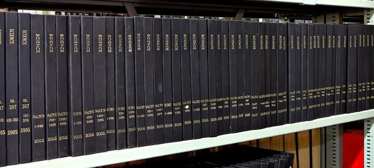 מהדורות ישנות של כתב העת Science בספריה