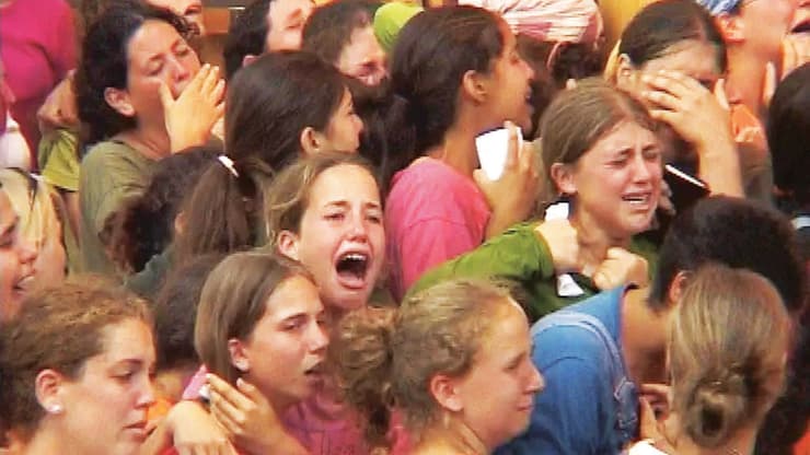 תפילת הנערות בבית הכנסת בנוה דקלים