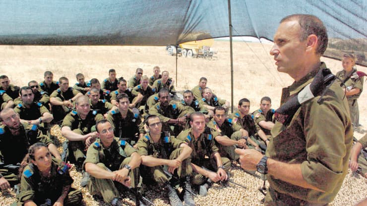 תא"ל גרשון הכהן עם לוחמים לפני ההתנתקות