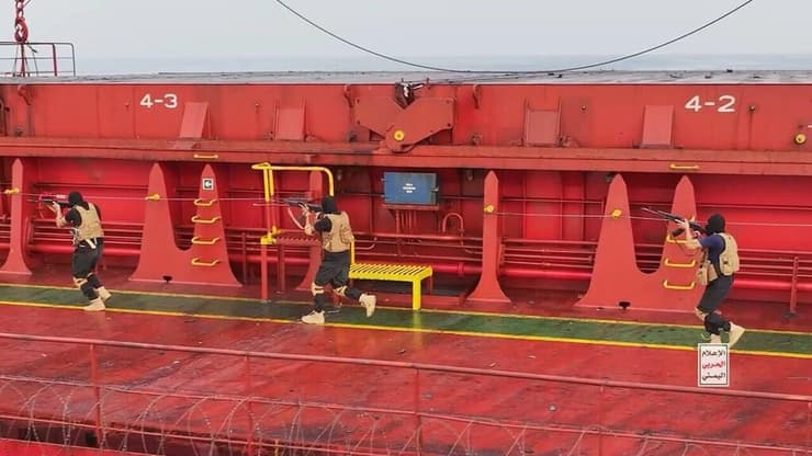 תיעוד שפרסמו החות'ים: תקיפת ספינת Magic Seas  מול חופי תימן