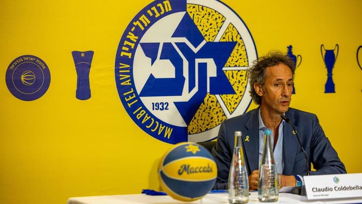 קולדבלה מוצג במסיבת העיתונאים (צילום: טל שחר) קלאודיו קולדבלה מוצג במכבי ת"א