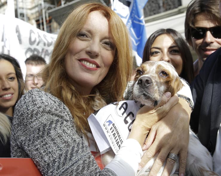 חברת הפרלמנט האיטלקית ופעילת זכויות בעלי החיים, מיקלה ויטוריה ברמבילה (צילום: Luca Bruno/AP) חברת הפרלמנט האיטלקית ופעילת זכויות בעלי החיים, מיקלה ויטוריה ברמבילה