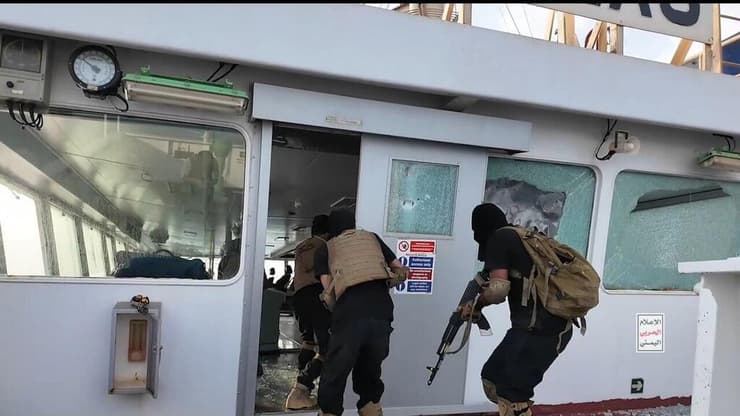 תיעוד שפרסמו החות'ים: תקיפת ספינת Magic Seas  מול חופי תימן