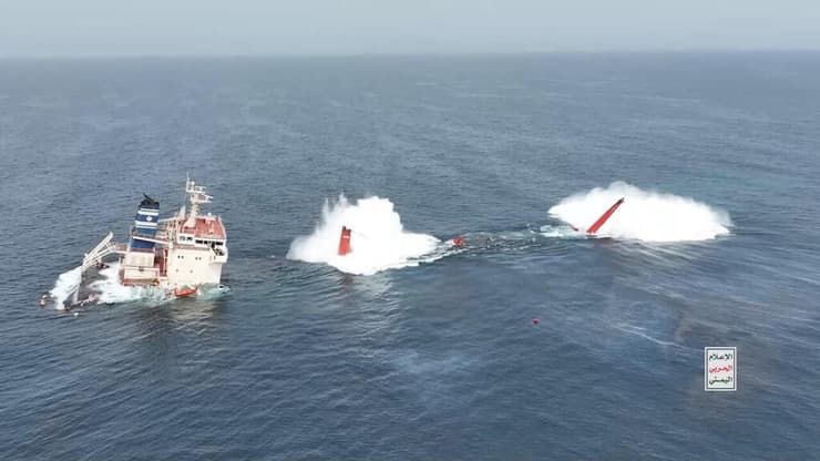 תיעוד שפרסמו החות'ים: תקיפת ספינת Magic Seas  מול חופי תימן