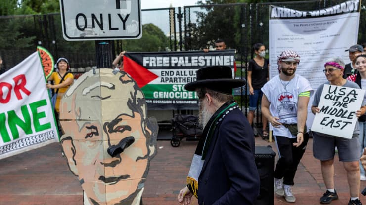 צילום: REUTERS/Umit Bektas הפגנה פרו-פלסטינית בוושינגטון, בזמן פגישת נתניהו-טראמפ