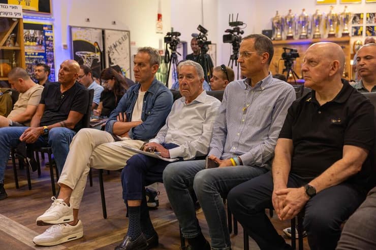 קטש והנהלת מכבי ת"א (צילום: טל שחר) קלאודיו קולדבלה מוצג במכבי ת"א