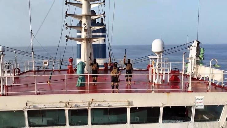 תיעוד שפרסמו החות'ים: תקיפת ספינת Magic Seas  מול חופי תימן
