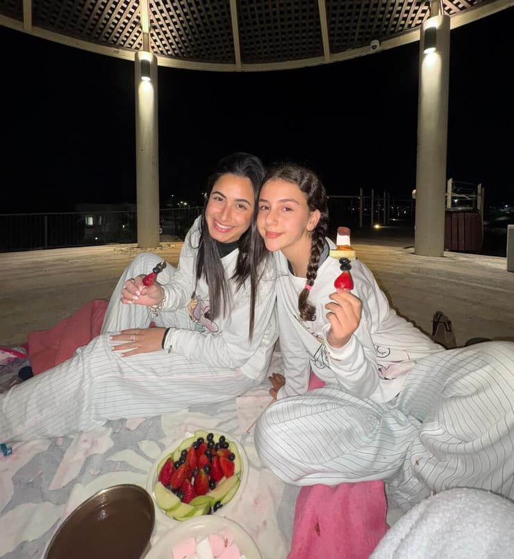 עם יעל יהלומי, אחותו של שורד השבי איתן ובתו של אוהד ז"ל. "אנחנו כאן בשביל הפן התומך, המכיל, החברי" (צילום: אסף אנגל) רותי סולימן, מצטיינת נשיא ומתנדבת שירות לאומי, עם ילדים פדויי שבי בטיול גיבוש