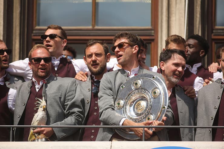 תומאס מולר עם צלחת האליפות האחרונה בבאיירן 