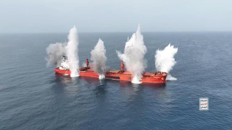 תיעוד שפרסמו החות'ים: תקיפת ספינת Magic Seas  מול חופי תימן