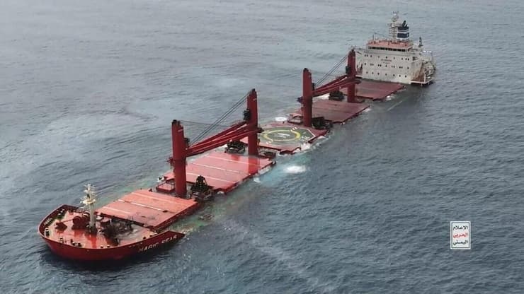 תיעוד שפרסמו החות'ים: תקיפת ספינת Magic Seas  מול חופי תימן