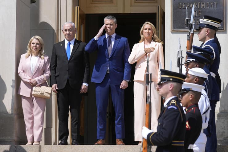 נתניהו, הגסת' ונשותיהם בפנטגון (צילום: AP Photo/Mark Schiefelbein) ראש הממשלה בנימין נתניהו בפגישתו עם שר ההגנה של ארה"ב פיט הגסת', עם נשותיהם