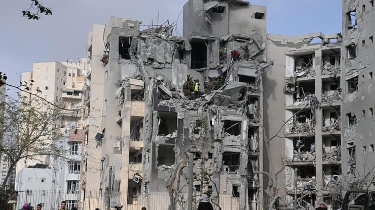 בניין שנפגע מטיל איראני בבאר שבע (צילום: הרצל יוסף) בניין שנפגע מטיל איראני בבאר שבע